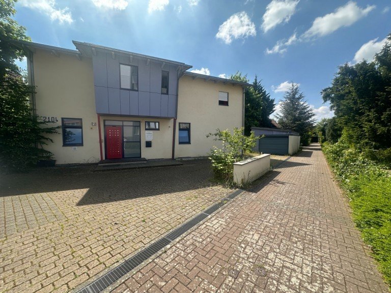 Eingangsbereich mit Garage Braunschweig Einfamilienhaus Einzigartiges Architektenhaus mit Keller Flexibilit�t in Nutzung und Design