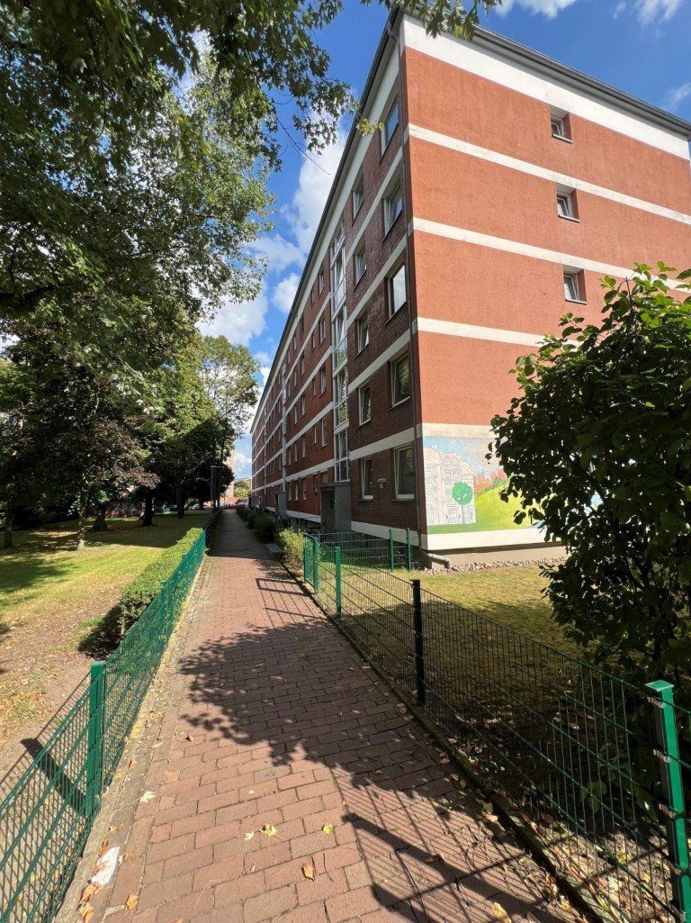 Hausansicht Hannover Erdgeschosswohnung 3-Zimmer-Erdgeschosswohnung in D�hren mit ca. 215 m� Gartenanteil